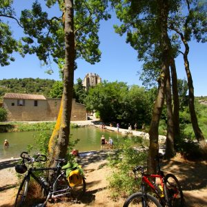Baignade au pied de l’abbaye de Lagrasse