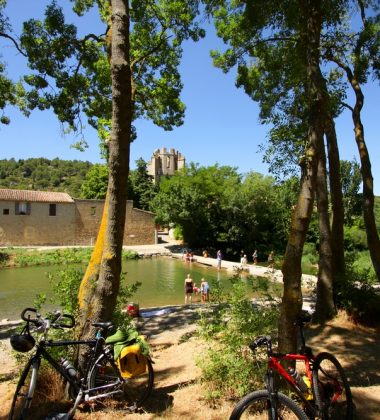 Schwimmen am Fuße der Abtei Lagrasse