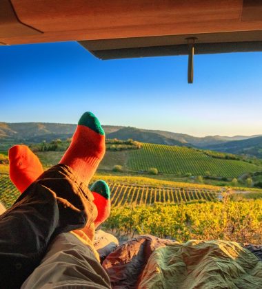 Camioneta de viaje por carretera y vino