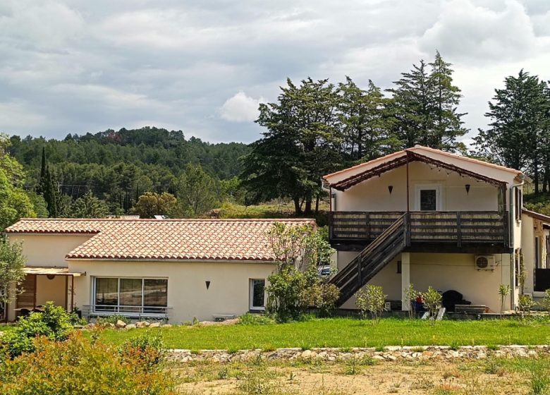 LE CHANT DES PIERRES – GÎTE ROUSSANNE