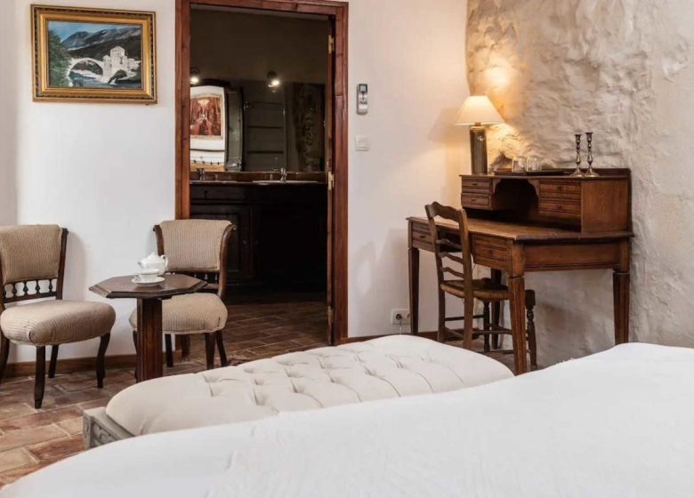 LE ROC SUR L’ORBIEU – CHAMBRE VUE ET PISCINE
