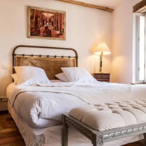 LE ROC SUR L’ORBIEU – CHAMBRE VUE ET PISCINE