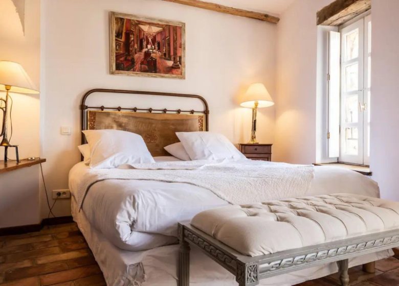 LE ROC SUR L’ORBIEU – CHAMBRE VUE ET PISCINE