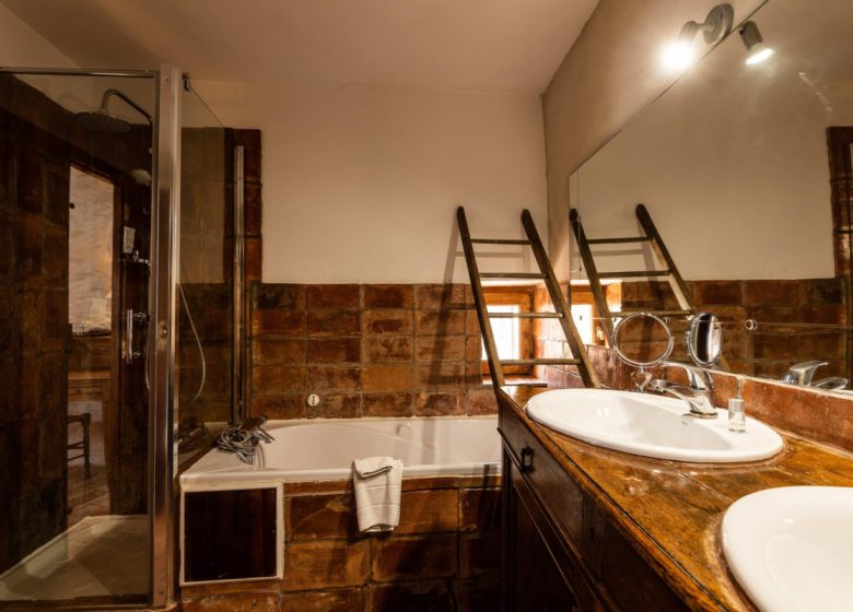 LE ROC SUR L’ORBIEU – CHAMBRE VUE ET PISCINE