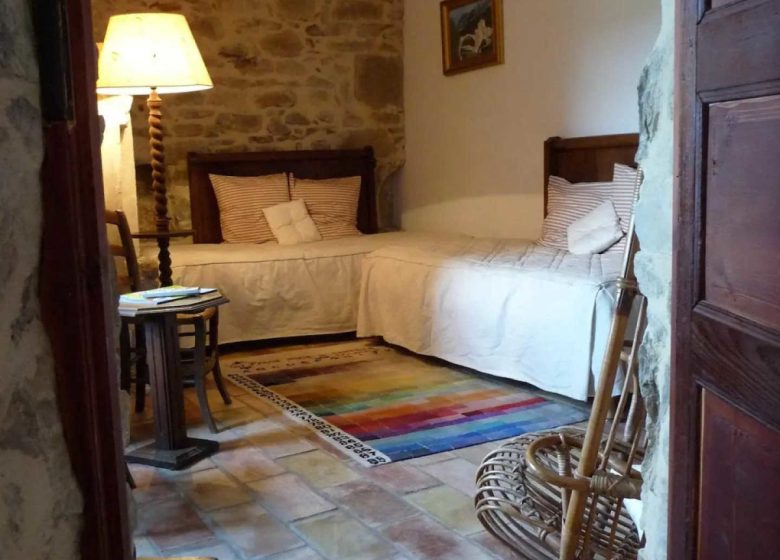 LE ROC SUR L’ORBIEU – CHAMBRE VUE ET PISCINE