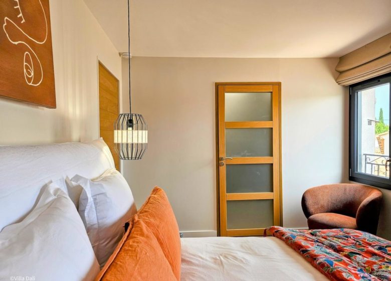 LA VILLA DALI – CHAMBRE SUPÉRIEURE ETAGE PISCINE