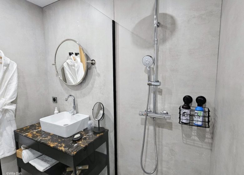 LA VILLA DALI – CHAMBRE SUPÉRIEURE ETAGE PISCINE