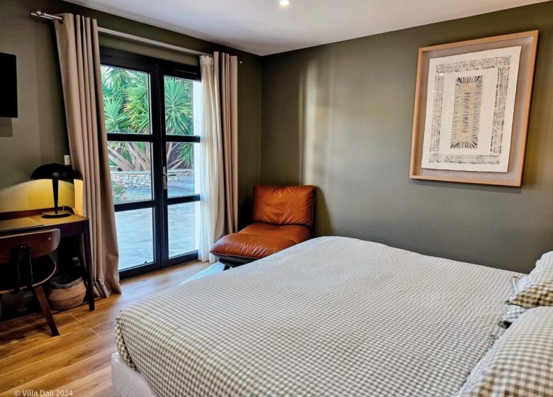 LA VILLA DALI – CHAMBRE SUPÉRIEURE RDC PISCINE