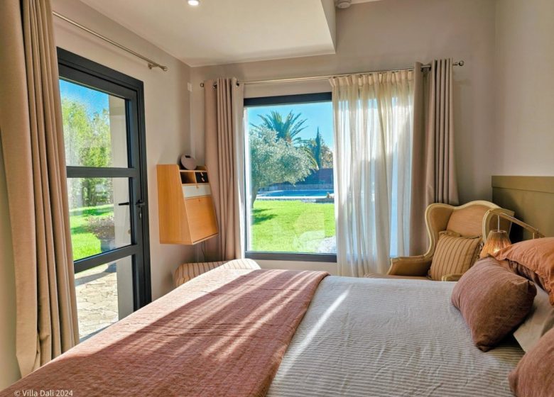 LA VILLA DALI – CHAMBRE SUPÉRIEURE RDC JARDIN