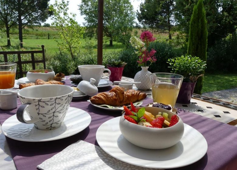 ALOJAMIENTO Y DESAYUNO VILLA AIGUES VIVES