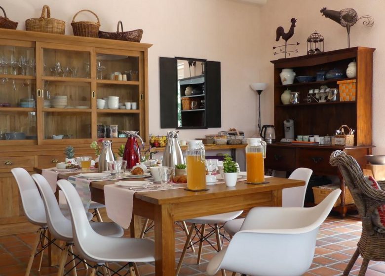 ALOJAMIENTO Y DESAYUNO VILLA AIGUES VIVES