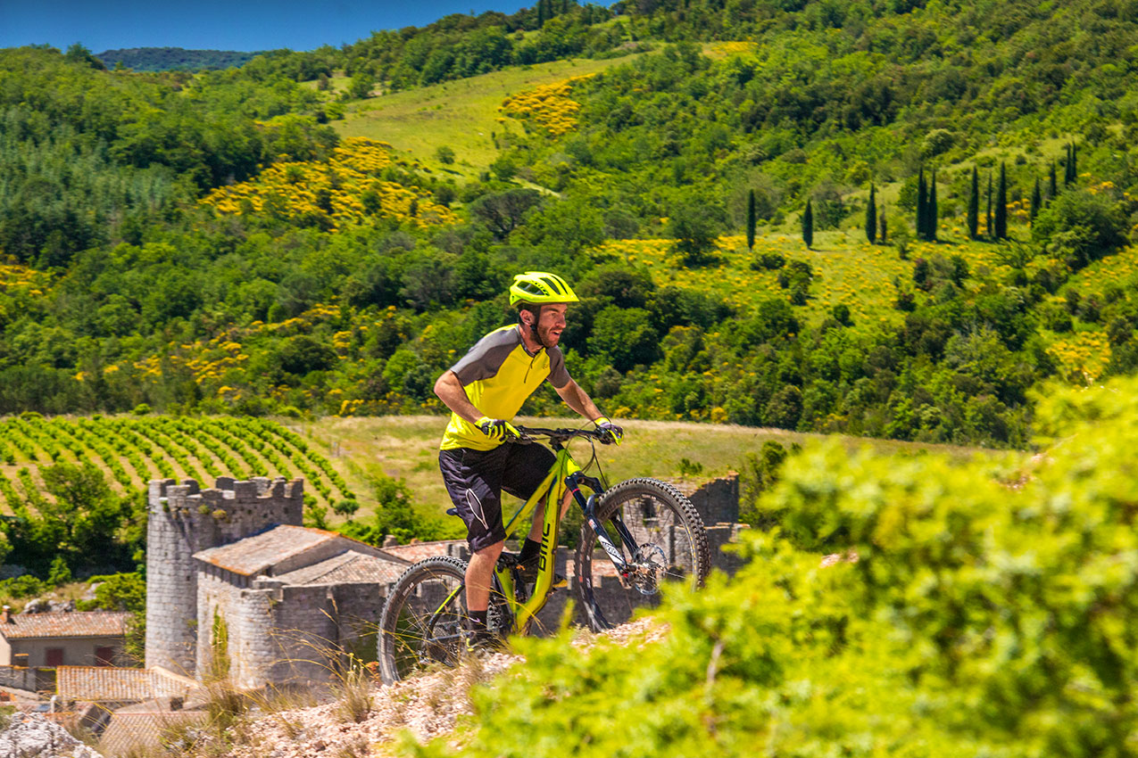 SUR LES TRACES DES MOINES ET DES BONSHOMMES