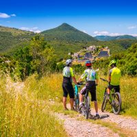 SUR LES TRACES DES MOINES ET DES BONSHOMMES