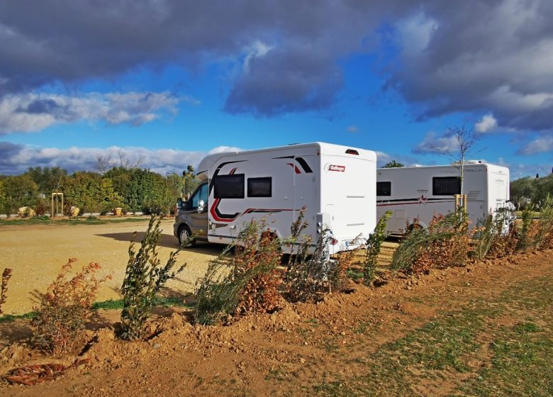 ZONA DE SERVICIO CAMPING-APARCAMIENTO