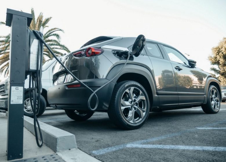 BORNE DE RECHARGE POUR VÉHICULES ÉLECTRIQUES