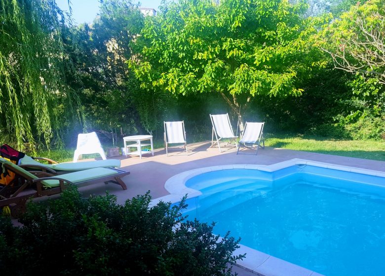 STUDIO DANS VILLA LES CIGALES