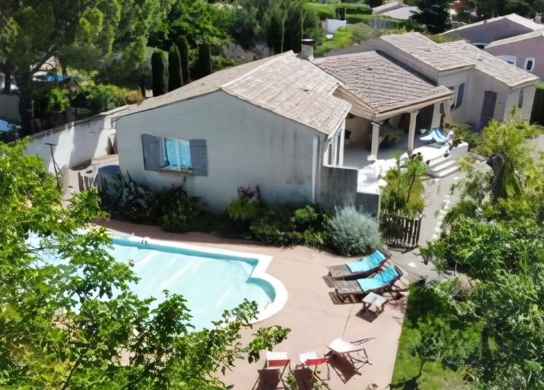 STUDIO DANS VILLA LES CIGALES