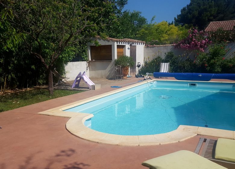 STUDIO DANS VILLA LES CIGALES