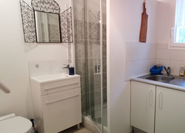 STUDIO DANS VILLA LES CIGALES