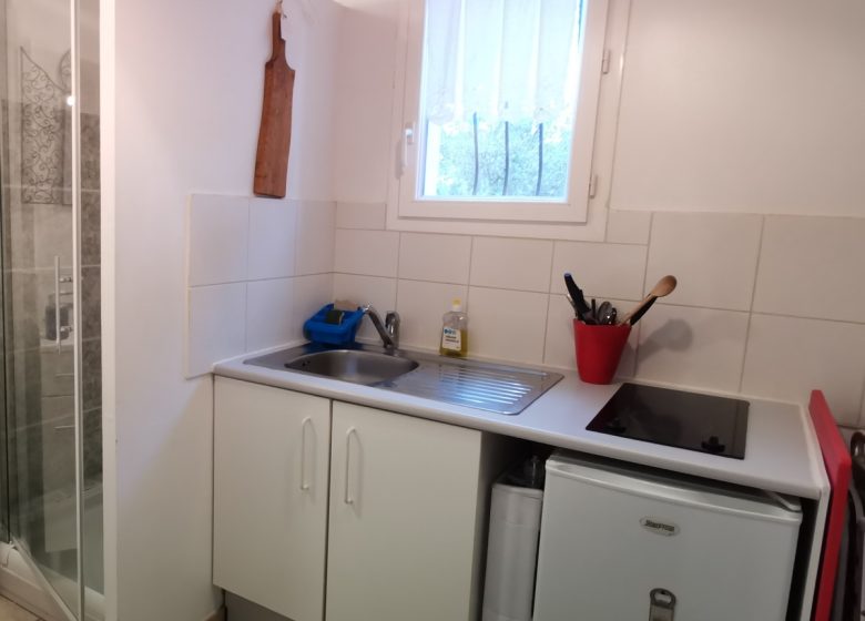 STUDIO DANS VILLA LES CIGALES