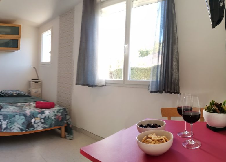 STUDIO DANS VILLA LES CIGALES