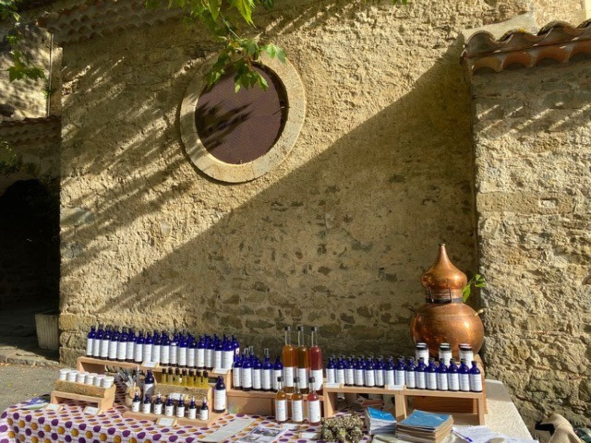 ALCHIMIE Ô-MĀ-YĀ – JARDINS DE PLANTES MÉDICINALES ET HYDROLATS ARTISANAUX