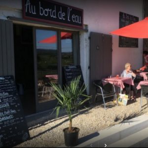 AU BORD DE L’EAU