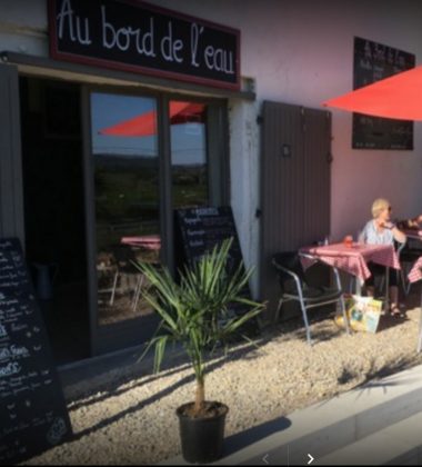AU BORD DE L’EAU