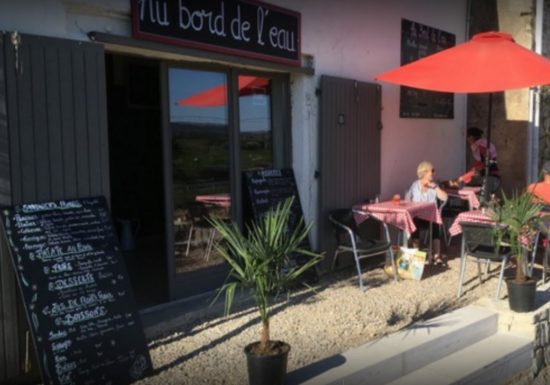 AU BORD DE L’EAU