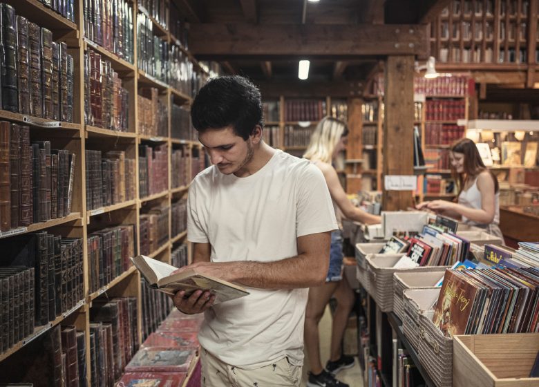 BIBLIOTECA ANTIGUA - ENCUENTRE TODO EN EL LIBRO